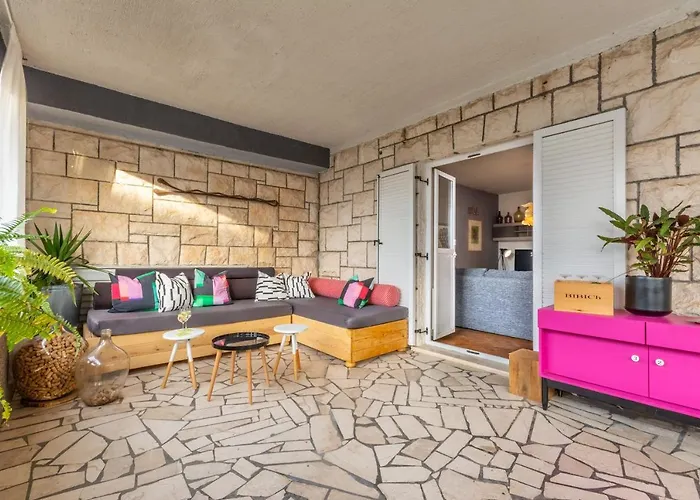 Apartment Lota With Heated Pool On Top Location
