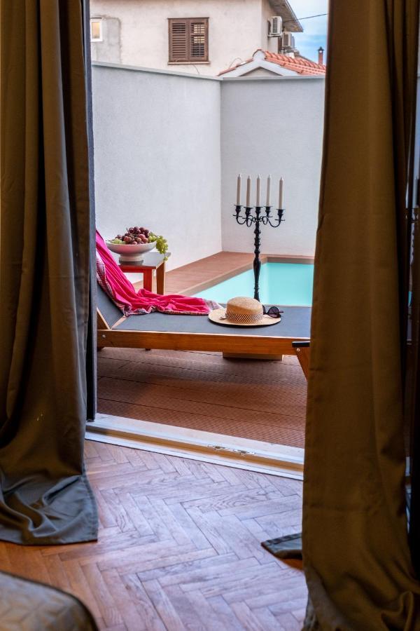 Lota With Heated Pool On Location