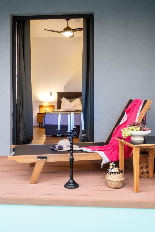Apartment Lota With Heated Pool On Location *