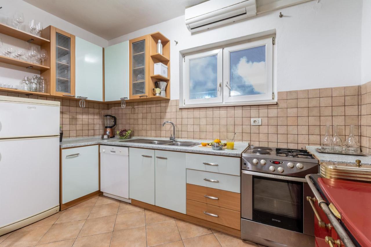 Lota With Heated Pool On Location Apartment