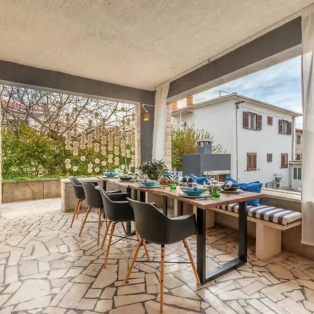 Apartment Lota With Heated Pool On Top Location Supetar Exterior photo