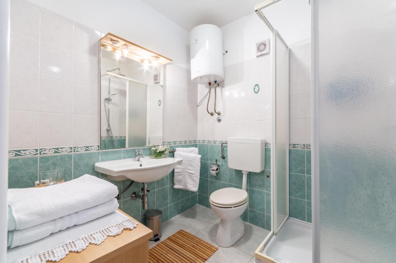 Lota With Heated Pool On Location Apartment *